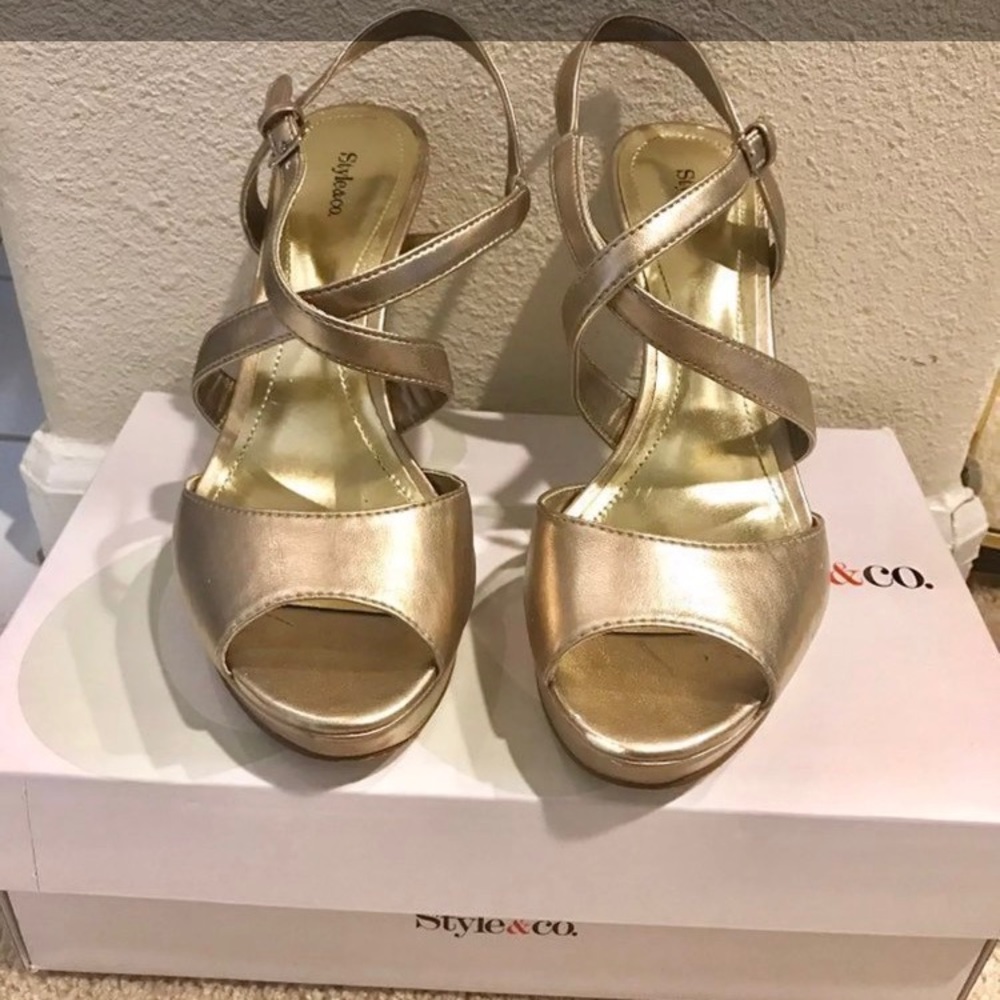 Style & CO. GOLD HEELS